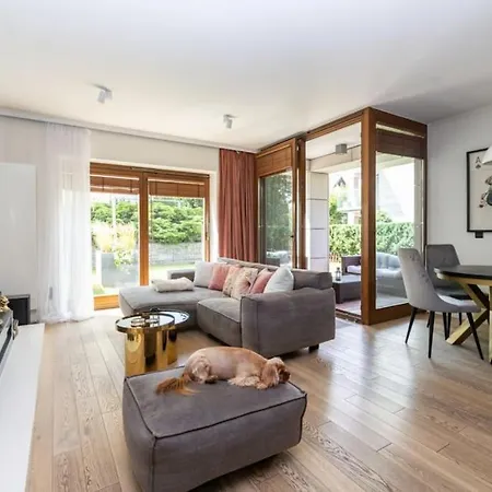 Luxury Oasis: Garden & Comfort